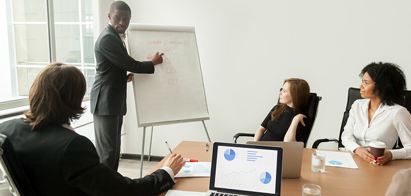 Profissionais em reunião analisando dados individuais 