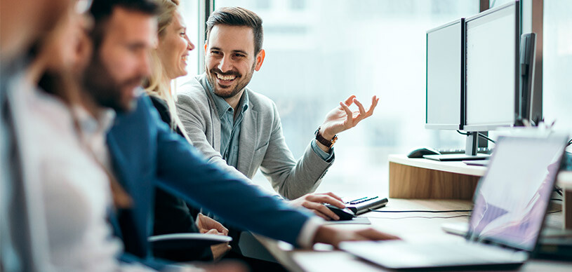 Equipe feliz usando sistema para o controle de KPIs de compras